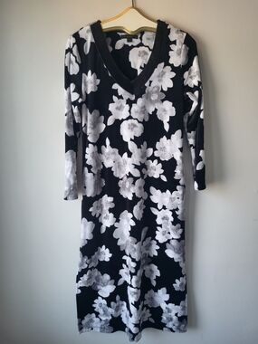 Donna Karan Black and White Floral V‑Neck Nightgown